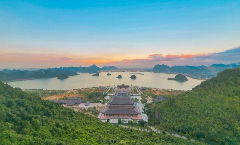 Một bức phù điêu hoặc chi tiết chạm khắc trên cột tại một ngôi chùa ở Vũng Tàu, thể hiện ý nghĩa Phật giáo.